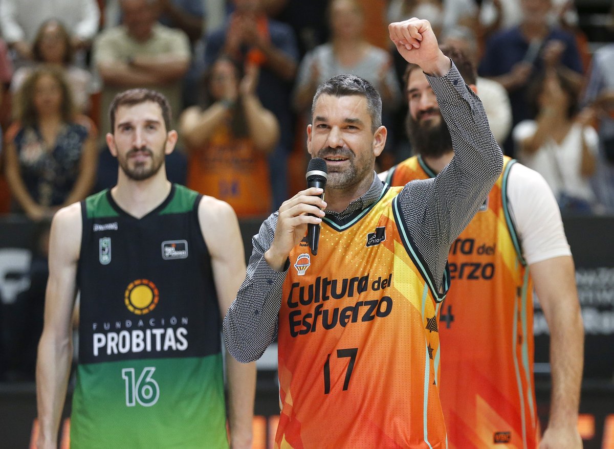 valenciabasket's tweet photo. 𝐋𝐨 𝐝𝐞 𝐑𝐚𝐟𝐚 🧡
Cas 👉 Rafa Martínez entra en el Olimpo Taronja ante una Fonteta entregada a su leyenda
https://t.co/z6LQcWQZUW
Val 👉 Rafa Martínez entra a l'Olimp Taronja
https://t.co/akzvKUMOu2
Eng 👉 https://t.co/1YNJeJf10U
📷 @miguelangelpo67
#SempreRafa https://t.co/6Kv6P45RT4