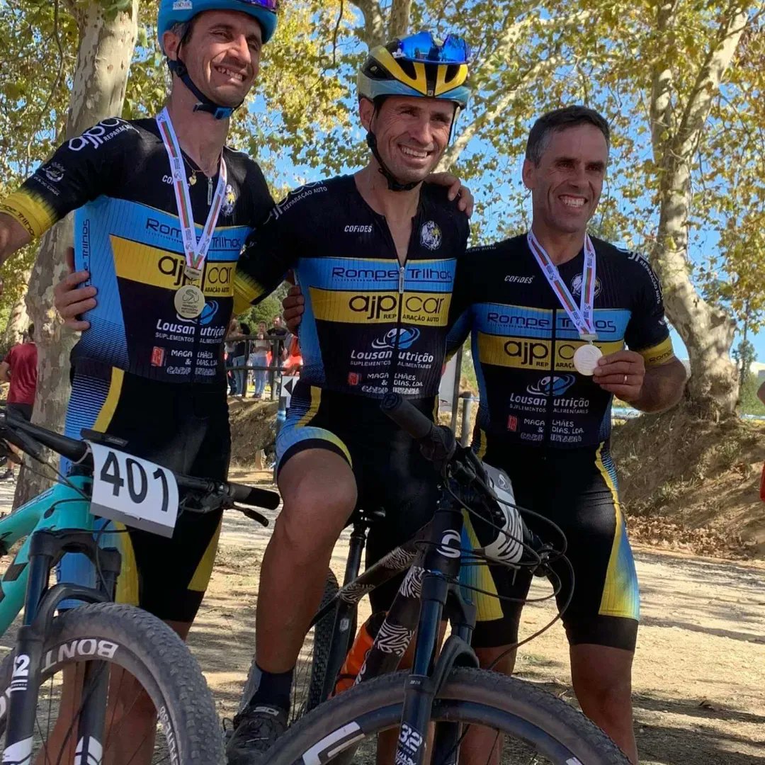MatosRogerio's tweet photo. #CampeonatoNacionalXCO 🇵🇹 #Marrazes
Regressamos de Leiria com a medalha de bronze 🥉 no Campeonato Nacional de XCO 2022!
Parabéns @martinhosaragoca pela merecida vitória e @mmacedo77 pela medalha de prata.
Obrigado equipa Rompe Trilhos- ajpcar e todo maravilhoso staff (1/2) https://t.co/KzHoFJmABY