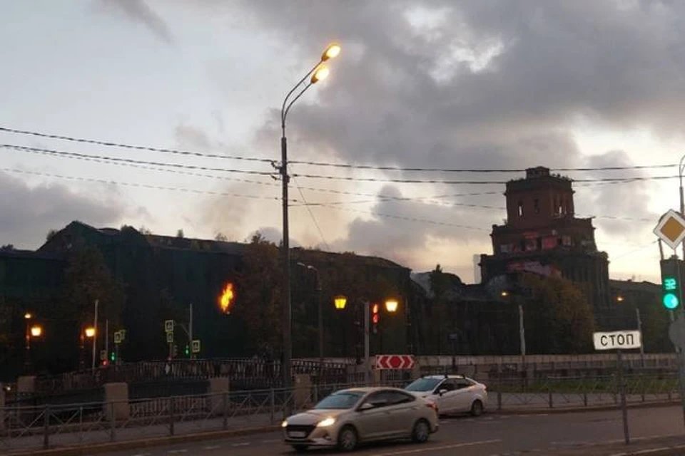 you might think that UMARF would be running out of headlines for Red Triangle fires in St. Petersburg by its 6th fire in 4 months, but how about this: 'Bermuda-like Red Triangle makes landfall again engulfing St. Petersburg into a fiery Red Herring.' spb.kp.ru/online/news/49…