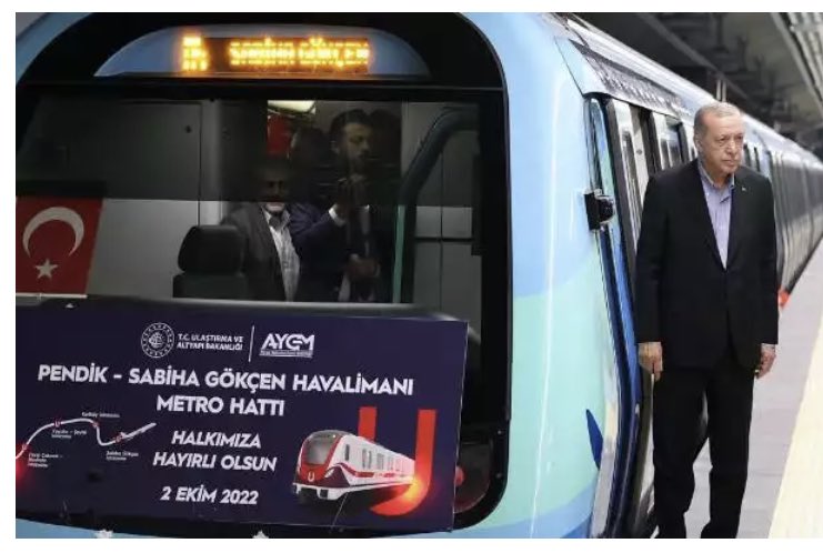 NEDİR BU ÇOCUKLUKLAR!.. Vagonun önündeki İBB Logosu’nu kapatınca, o metroyu iBB yapmamış mı oluyor? İstanbulkart’la binilecek o metroya. O kartların logosunu da mı kapatacaksın? Bu nasıl bir hırstır böyle? İBB binasına da kendi logonu koy bari Adil… Çocukluk etme Adil.