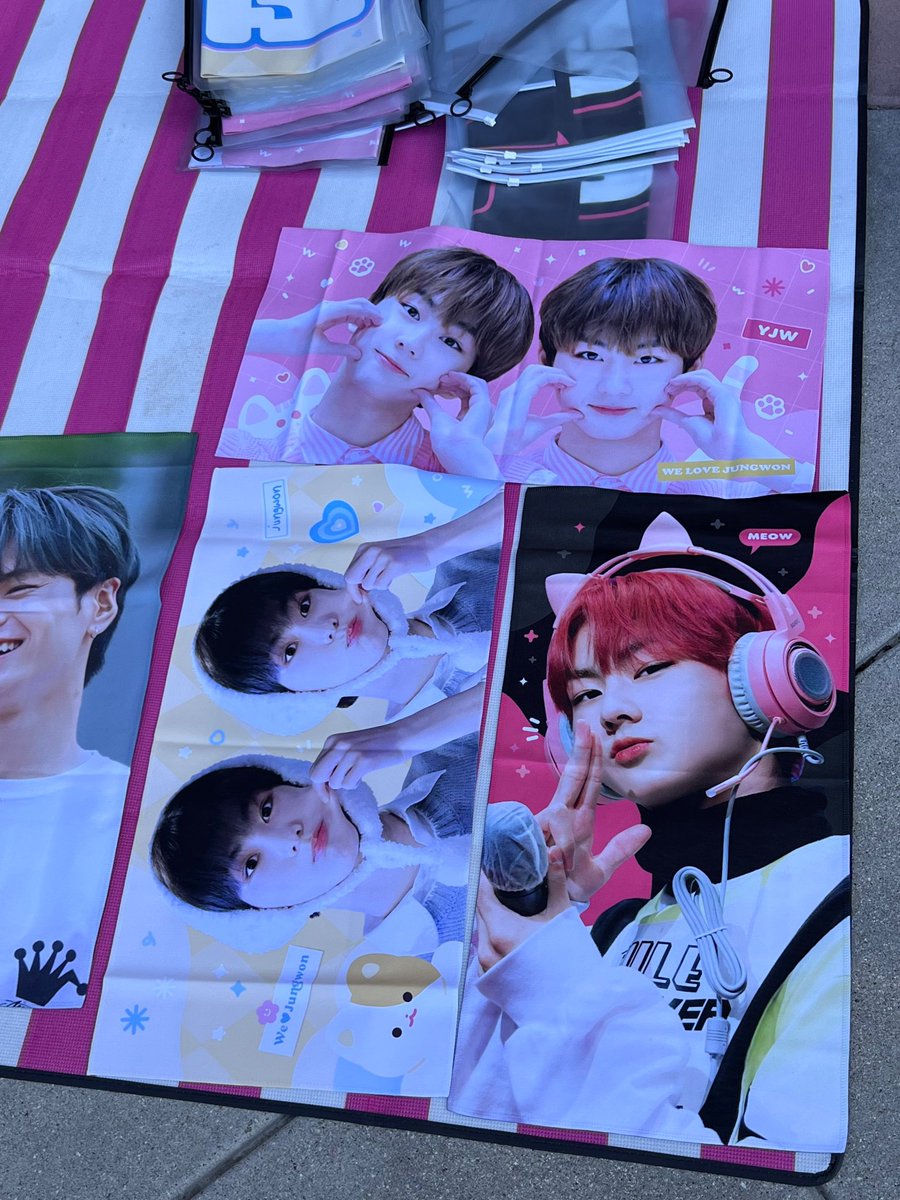 Enhypen Concert on Twitter "[Engenes] If you want additional slogans, the fansites are selling