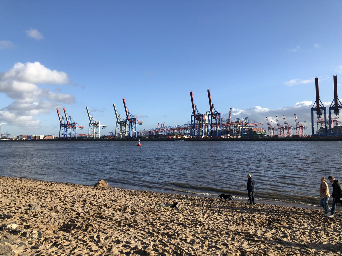 Tacitussi's tweet photo. @FOPinHamburg An der #strandperle die Lage gecheckt. War so warm heute und viele saßen dort im Sand … herrlich https://t.co/aJjJit1665