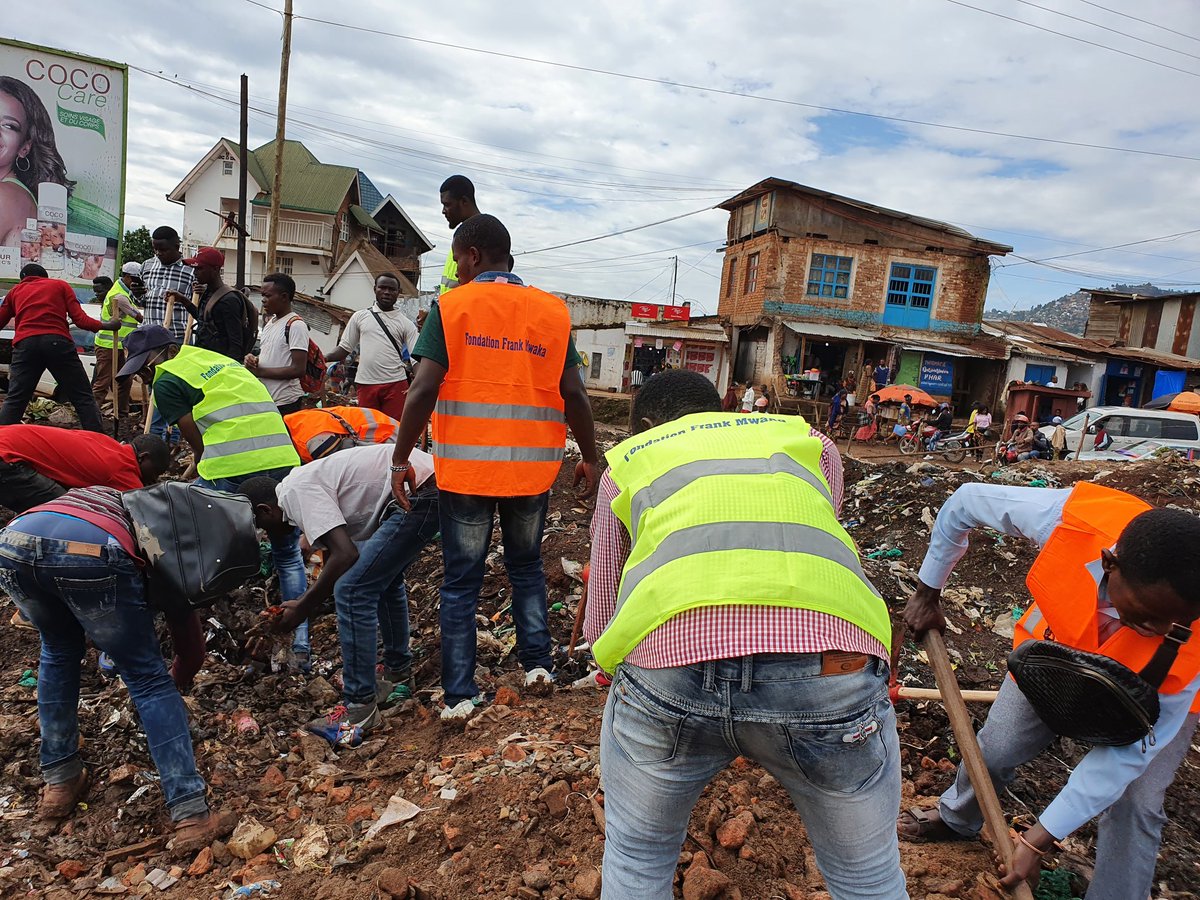 FondationFrank's tweet photo. Des dizaines de jeunes de la ville de Bukavu réunis au sein de la Fondation Franck Mwaka, ont procédé aux travaux communautaires dans le monument Major Vangu au quartier Panzi dans la commune d’Ibanda. https://t.co/dz4XOdrPd6
