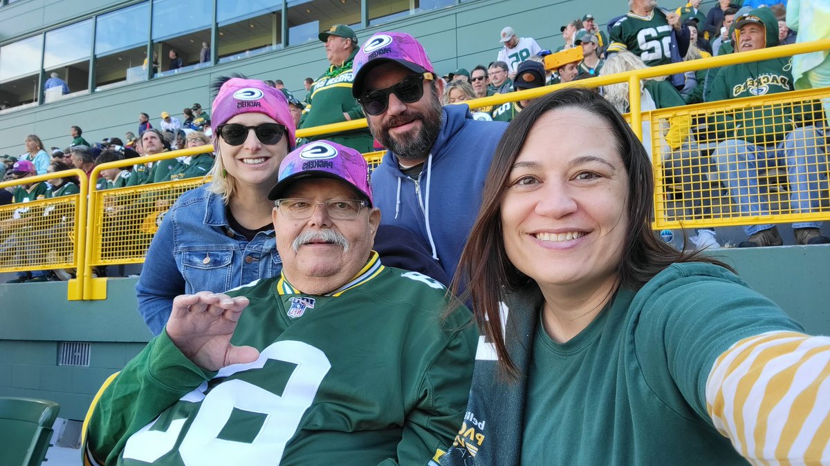 EmilyIda's tweet photo. Football! #GetLoudLambeau #GoPackGo https://t.co/Fk57I5AS3h