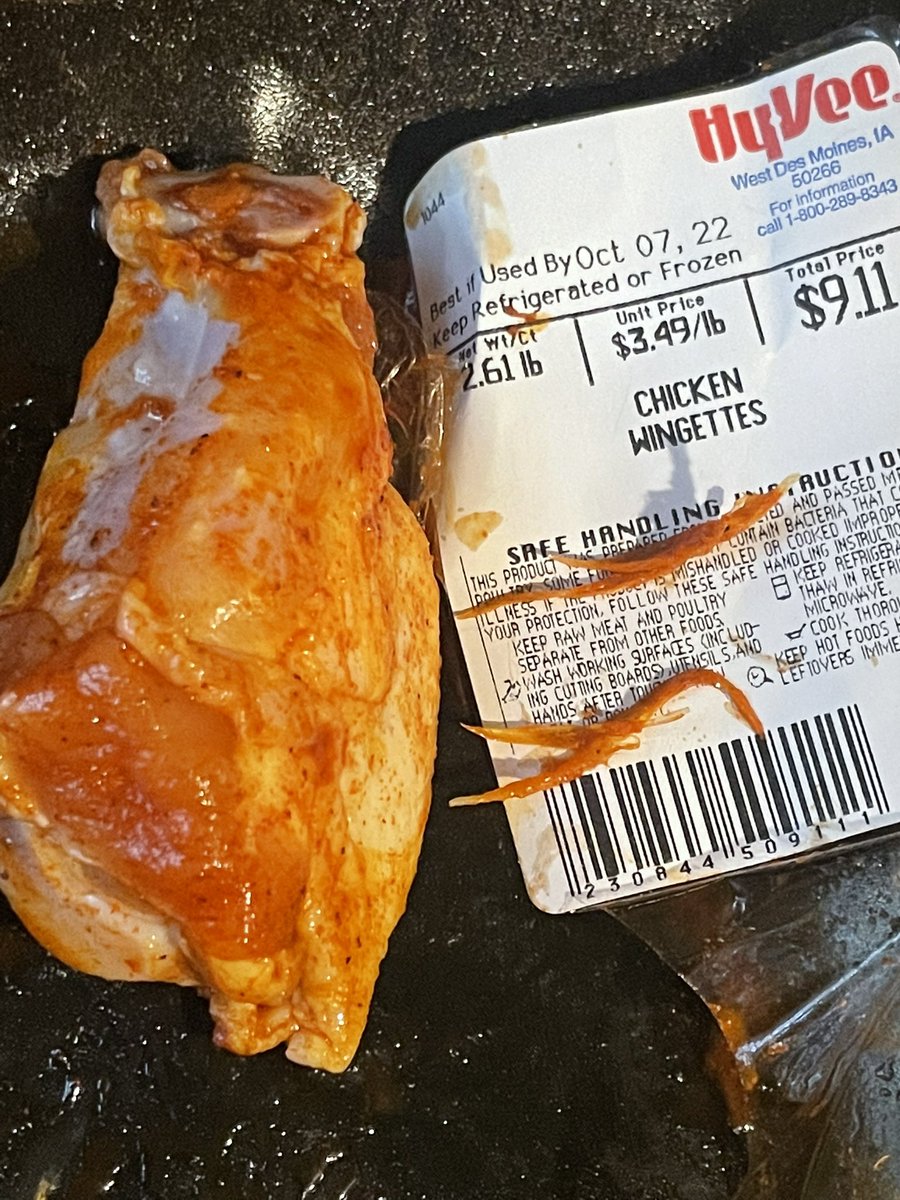 alex_esco's tweet photo. @HyVee so, these wings were bought at 2323 West Broadway council Bluffs Iowa. As I am ready to fry then, I realized these wings had feathers on them, do you guys not check them before selling ? Nobody wants to eat feather. https://t.co/HtfgXRP9Ci