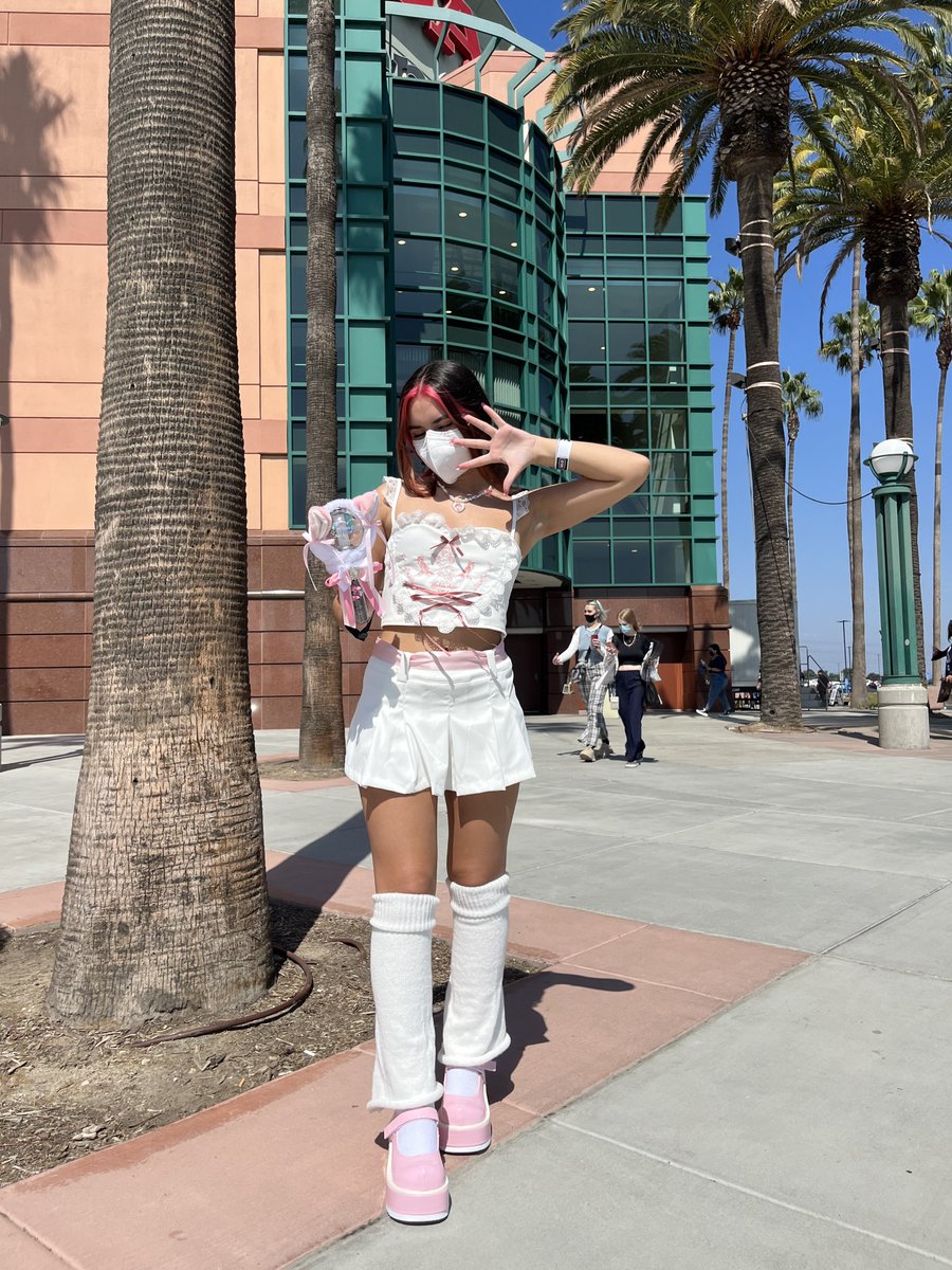 sunsmochi's tweet photo. sunoo’s bae spotted in anaheim !! #MANIFESTO_IN_ANAHEIM #enhypenanaheim 🌷🤍💗 https://t.co/Q69rmDUQ39