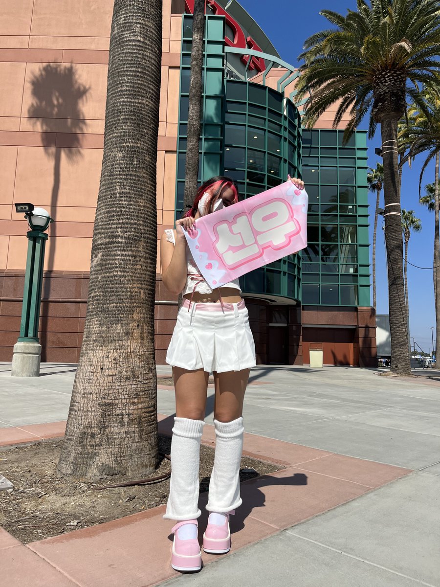 sunsmochi's tweet photo. sunoo’s bae spotted in anaheim !! #MANIFESTO_IN_ANAHEIM #enhypenanaheim 🌷🤍💗 https://t.co/Q69rmDUQ39