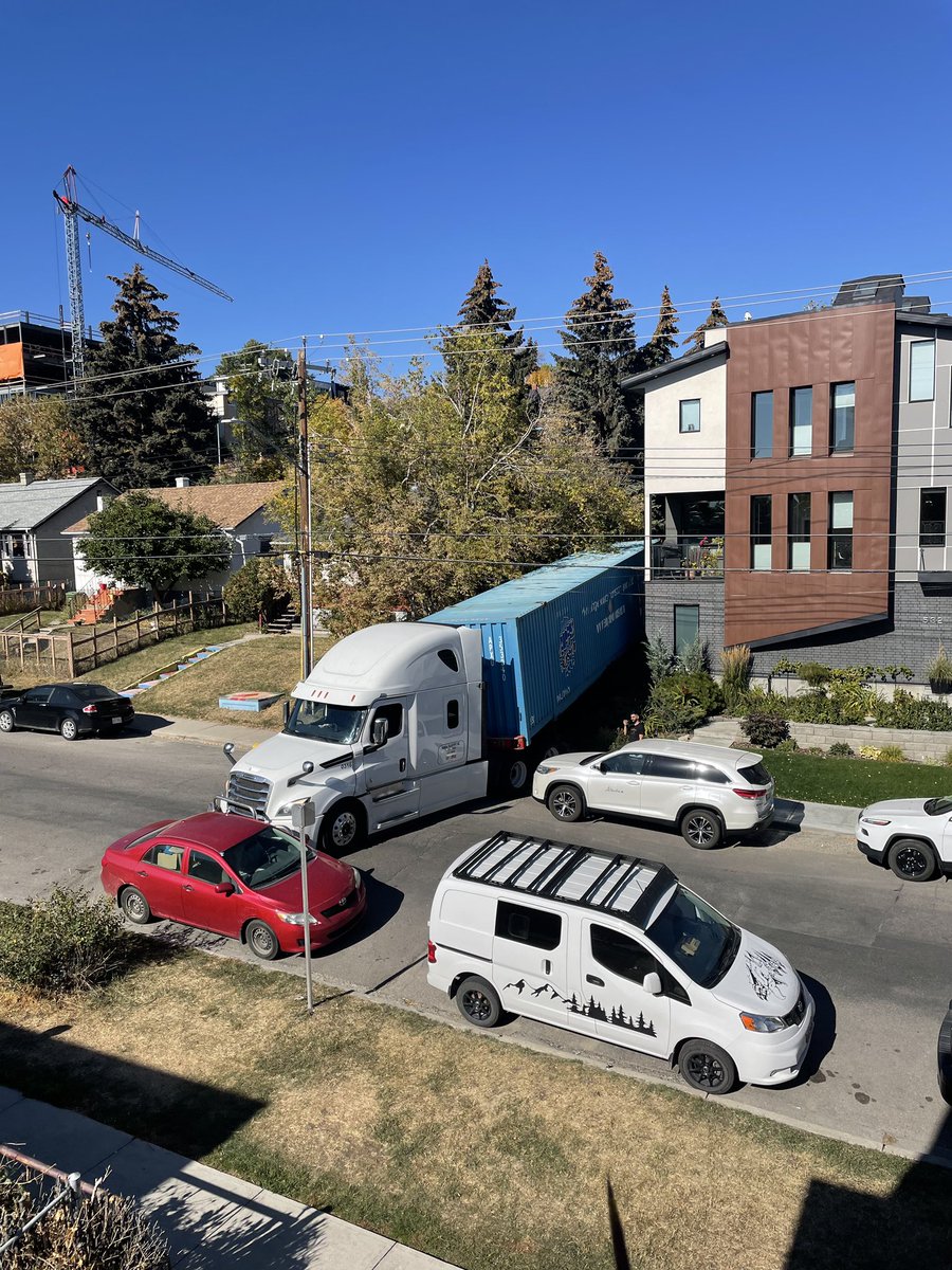 jessicalindal's tweet photo. PSA: this is why you plan your route and don’t drive oversized trucks into tiny alleys…(illegal parking doesn’t help either) https://t.co/4yqECbHsFn