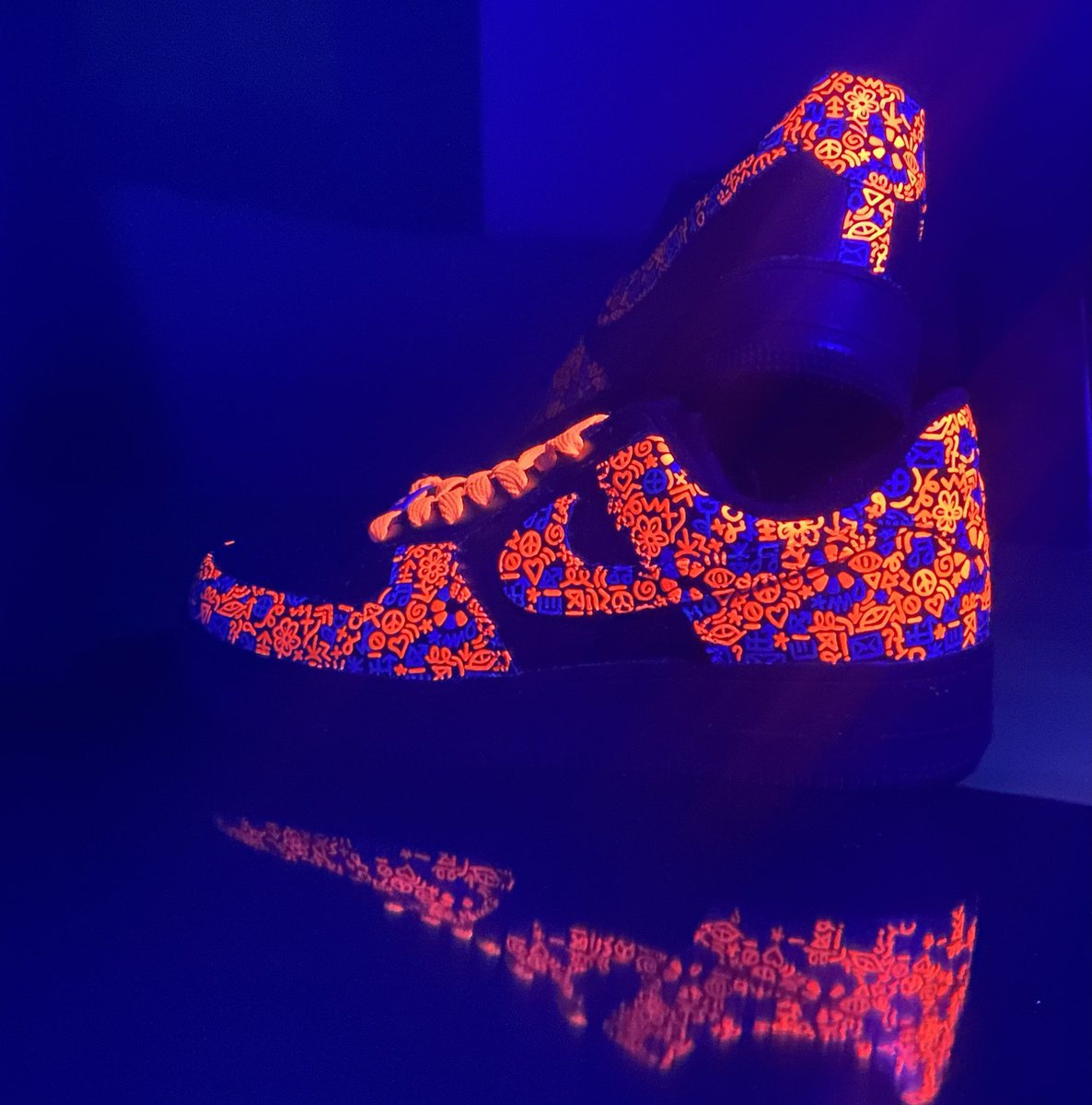 0xMisfit_'s tweet photo. Custom AF1 featuring @CAMEOPASS x @VinnieHager  GN pass by the amazing 🐧@0xTryhard 

Depending on the lighting different colors stand out and others fade 🤯 https://t.co/oFEphSPabV