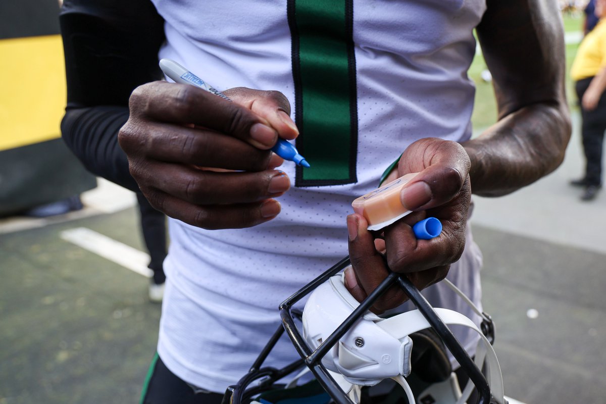 NFL's tweet photo. It's only right for @iamSauceGardner to sign a sauce packet 😂 https://t.co/RGlYmg6KIj