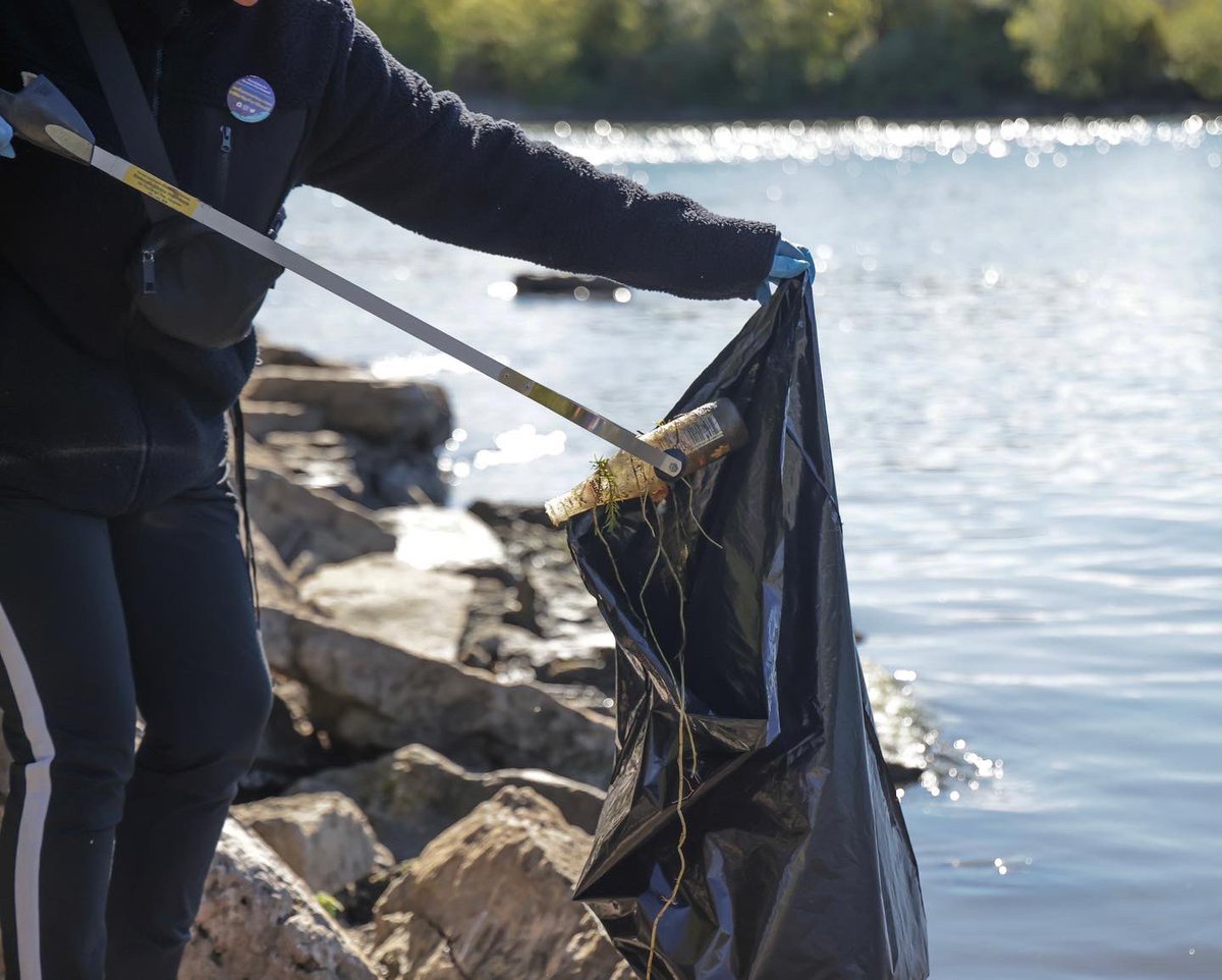 morleyforward3's tweet photo. Spent this beautiful Sunday cleaning up around Humber Bay Park West. We walked away with 12 pounds of trash! 😳 We need to do better by our green spaces so we can enjoy them for generations to come. It’s part of what makes a #CommunityForAll 💜🗳 #EtobicokeLakeshore #TOpoli https://t.co/BmU3IqImuw