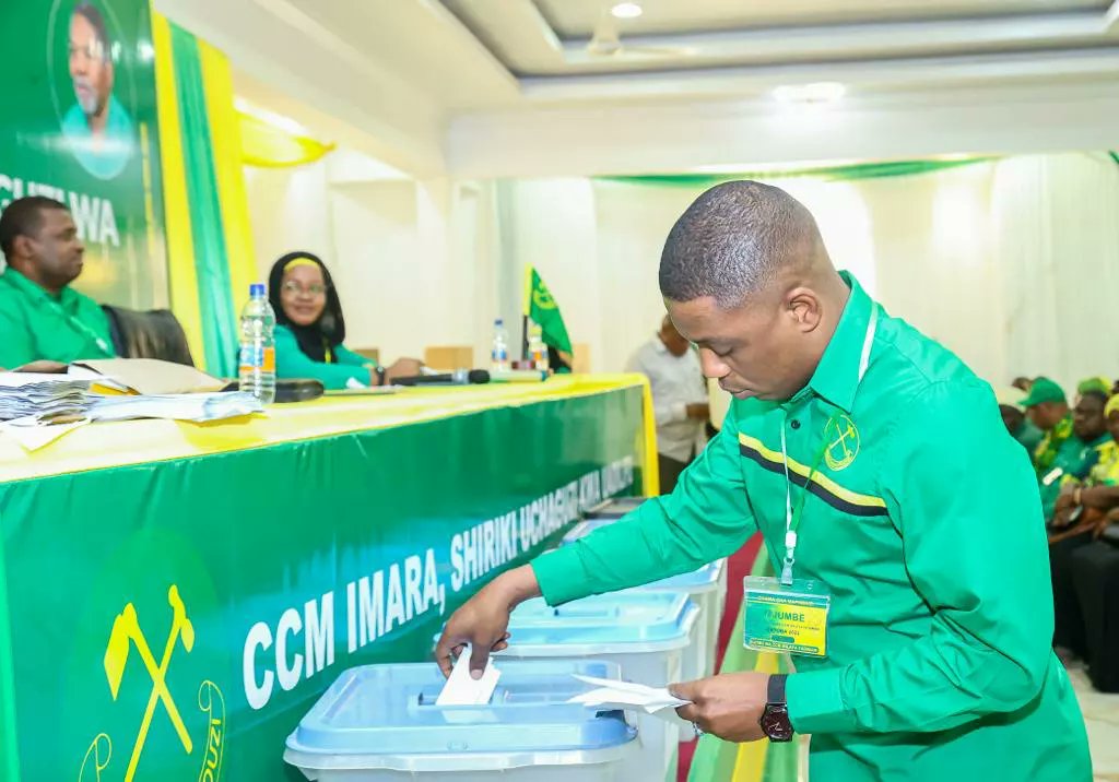 hamdu_shaka's tweet photo. Mkutano Mkuu wa uchaguzi wa viongozi CCM Wilaya Dimani, Oktoba 2, 2022, Nimeelezea  juu ya mpango na umuhimu wa CCM kuwajengea uwezo viongozi wapya waliochaguliwa, ikiwa ni utekelezaji wa maelekezo ya Mkti wa CCM Taifa Ndugu Samia Suluhu Hassan katika hatua ya kujiimarisha zaidi. https://t.co/nsC11YJzPW