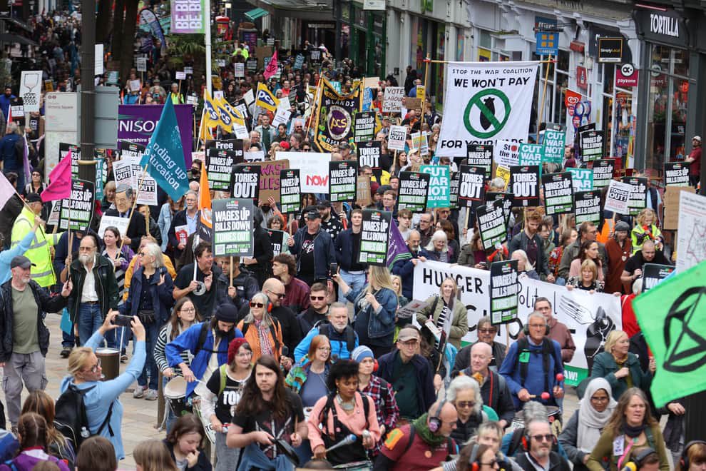 HackneySLeft's tweet photo. 1000s protest today in Birmingham at #ToryConference #costoflivingcrisis #HousingCrisis #foodpoverty #workerspay #GTTONow https://t.co/R3TQmPGWLB