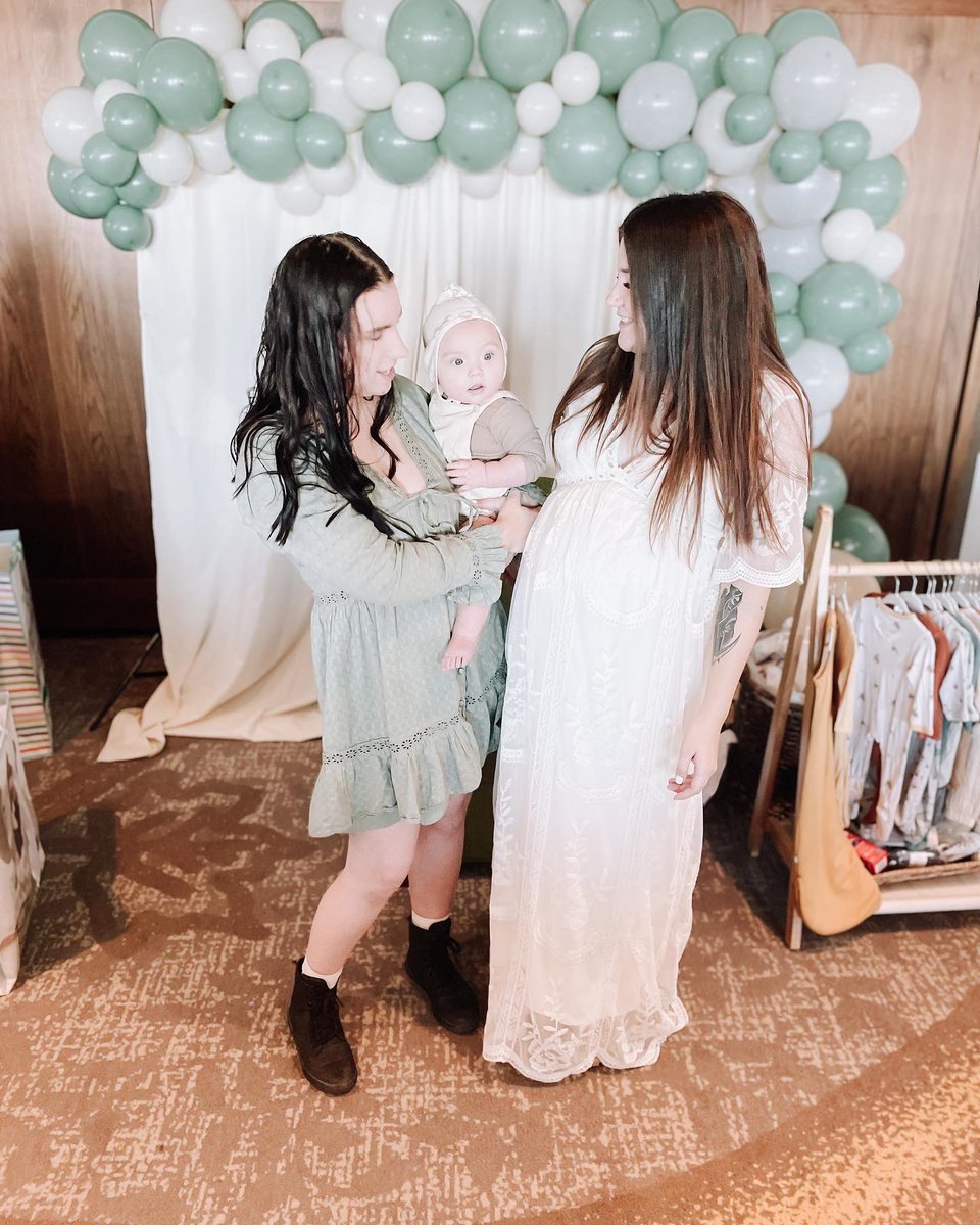 AllisonFewless's tweet photo. The gift + mom to be 🤍 https://t.co/T7RizbH46I