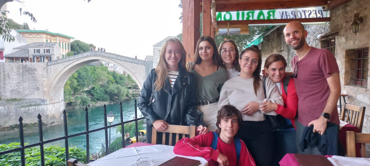 IESMartinRivero's tweet photo. Los alumnos y profesores del instituto en la movilidad Erasmus han aprovechado el día para visitar Mostar en Bosnia Herzegovina🇧🇦Aprendiendo de la Historia para construir un mejor futuro #Erasmusiesmartinrivero #Mostar #StariMost #Fronteras #StopWars #IsGeographyDestiny? https://t.co/UlWZKXFmtR