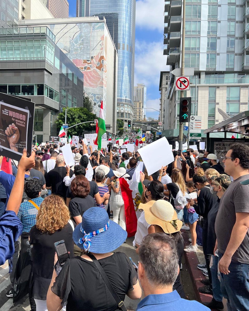 MsYassi's tweet image. I’m a mom of 2, Iranian, a proud educator, w several students of Iranian descent in my classes. I couldn’t be silent when basic human rights are being violated, &amp;amp; students are being murdered and jailed for speaking up. #Mahsa_Amani 
#IranProtests