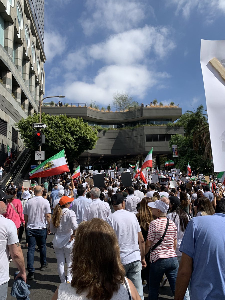 MsYassi's tweet image. I’m a mom of 2, Iranian, a proud educator, w several students of Iranian descent in my classes. I couldn’t be silent when basic human rights are being violated, &amp;amp; students are being murdered and jailed for speaking up. #Mahsa_Amani 
#IranProtests