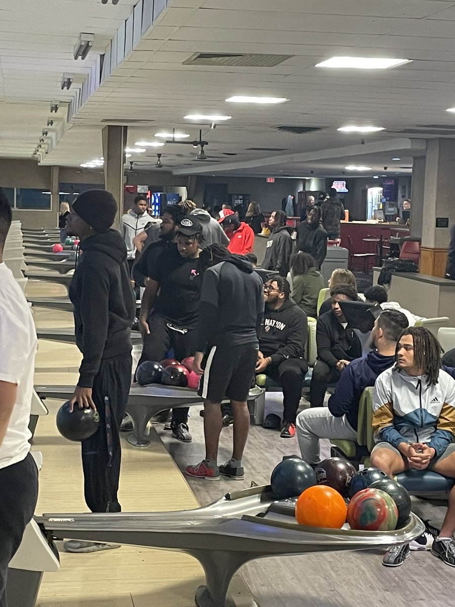 Nothing like closing out a victorious @BigBlue_FB Homecoming weekend with a team bowling outing. Love those team! #GoBigBlue #ILY