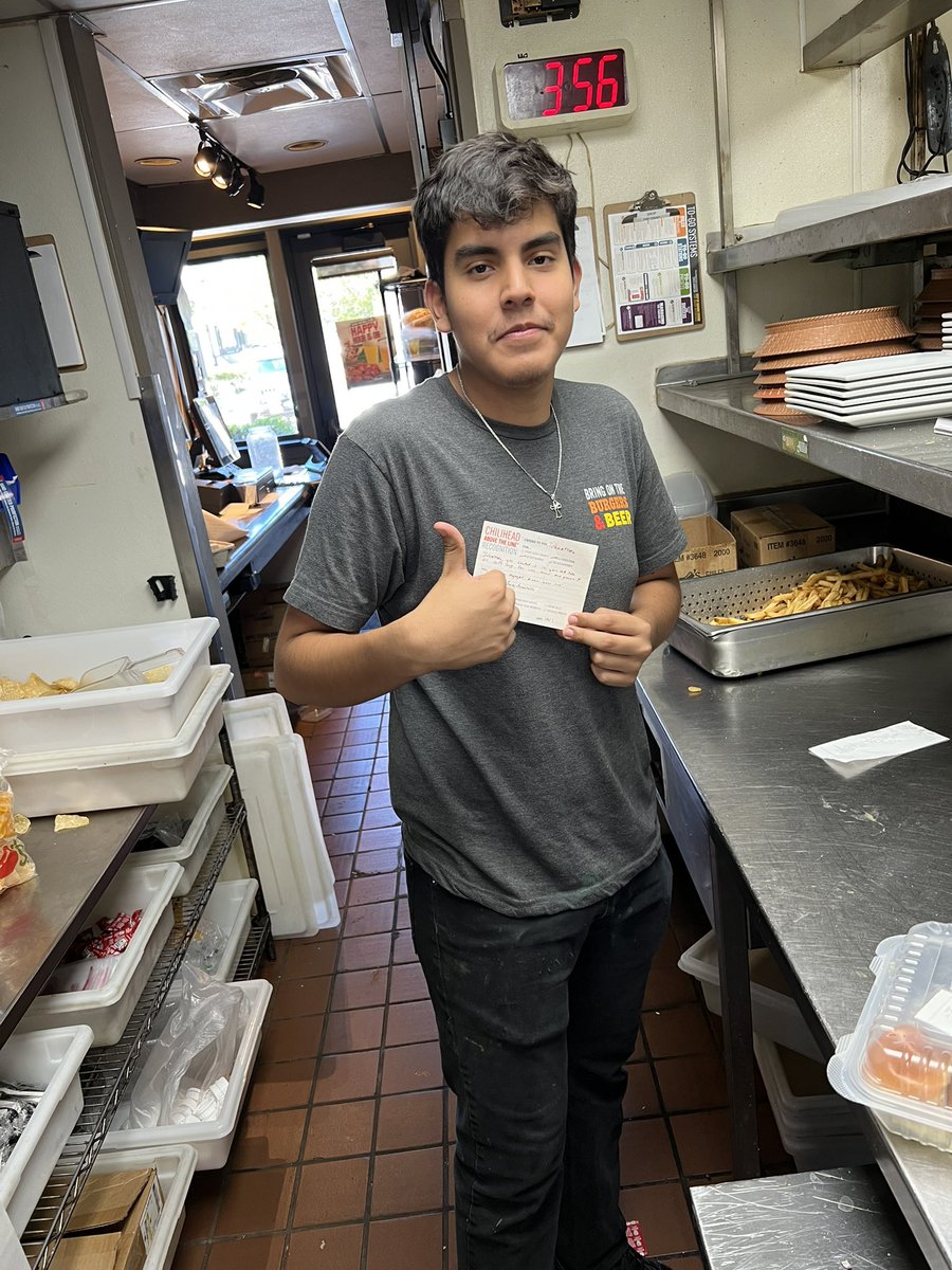 AveryWeeks5's tweet photo. What what! ATL time here in Watagua! This is for Jonathan crushing it as our QA ! He’s effectively communicating with the kitchen, runners and management to get his food out timely and effectively! Way to crush it! #StayAccountable #atlTime @Chilis @dougcomings https://t.co/cv9uka0BRb