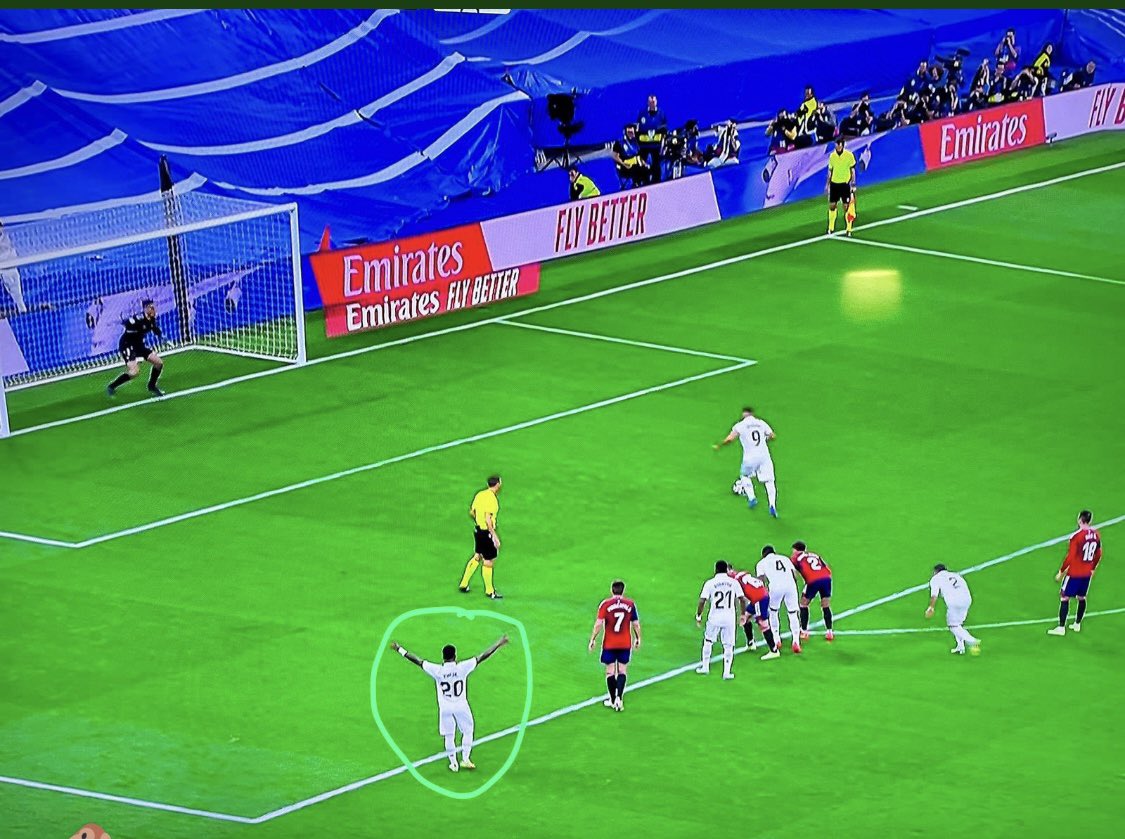No way was vini already celebrating only for benzema to miss😭😭😭