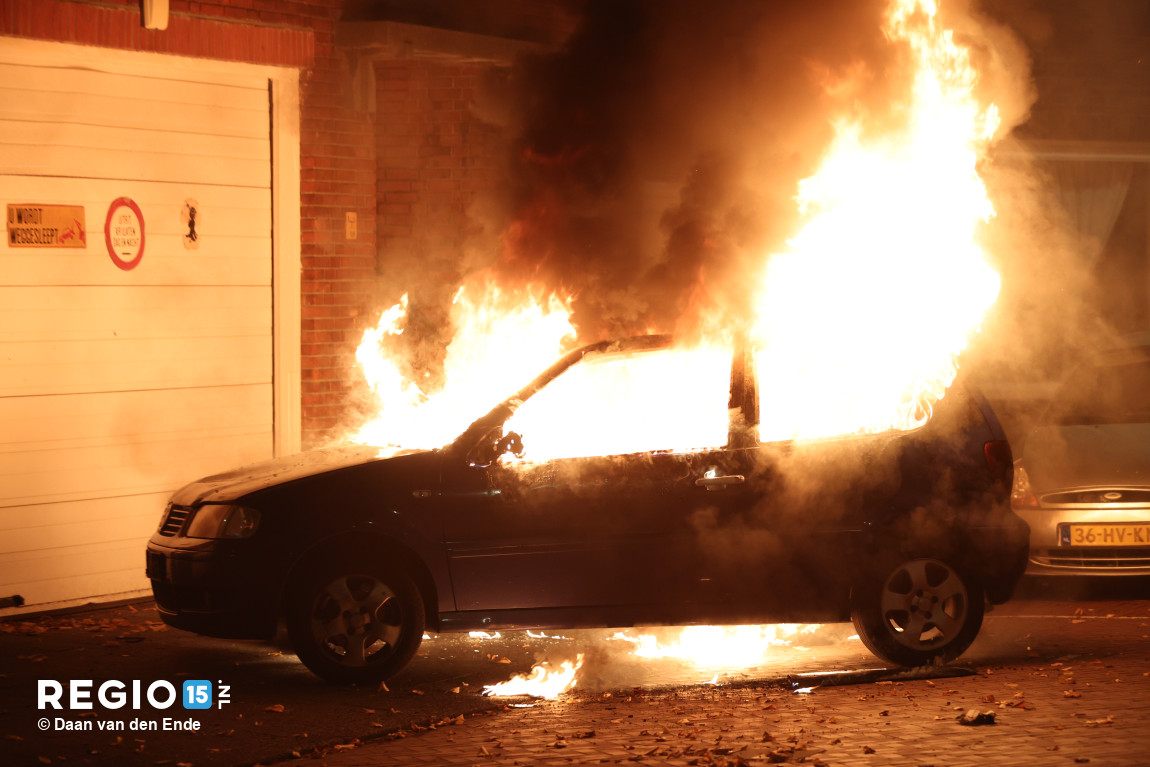 regio15's tweet photo. Op de #Beekbergenstraat in #DenHaag, om de hoek van de #Dierenselaan, staat een auto in de brand. Vermoedelijk de vluchtauto van het zware ongeval op de #Dierenselaan. https://t.co/PY189PzYNu