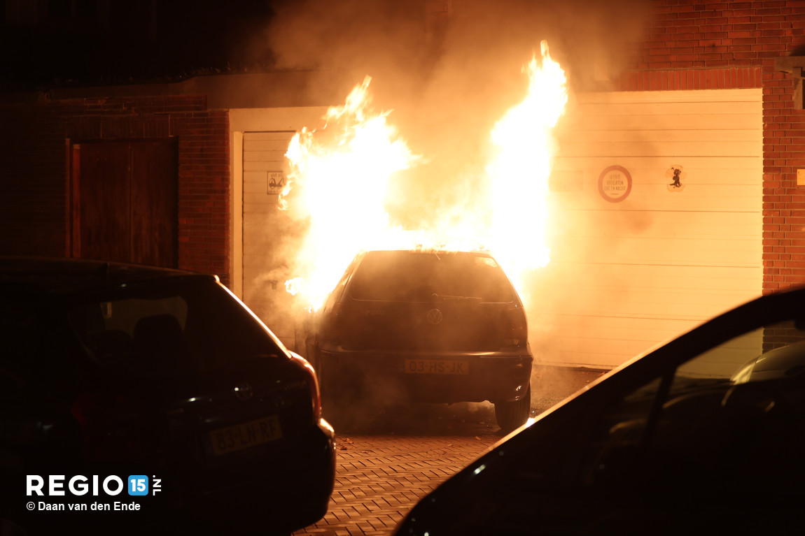 regio15's tweet photo. Op de #Beekbergenstraat in #DenHaag, om de hoek van de #Dierenselaan, staat een auto in de brand. Vermoedelijk de vluchtauto van het zware ongeval op de #Dierenselaan. https://t.co/PY189PzYNu