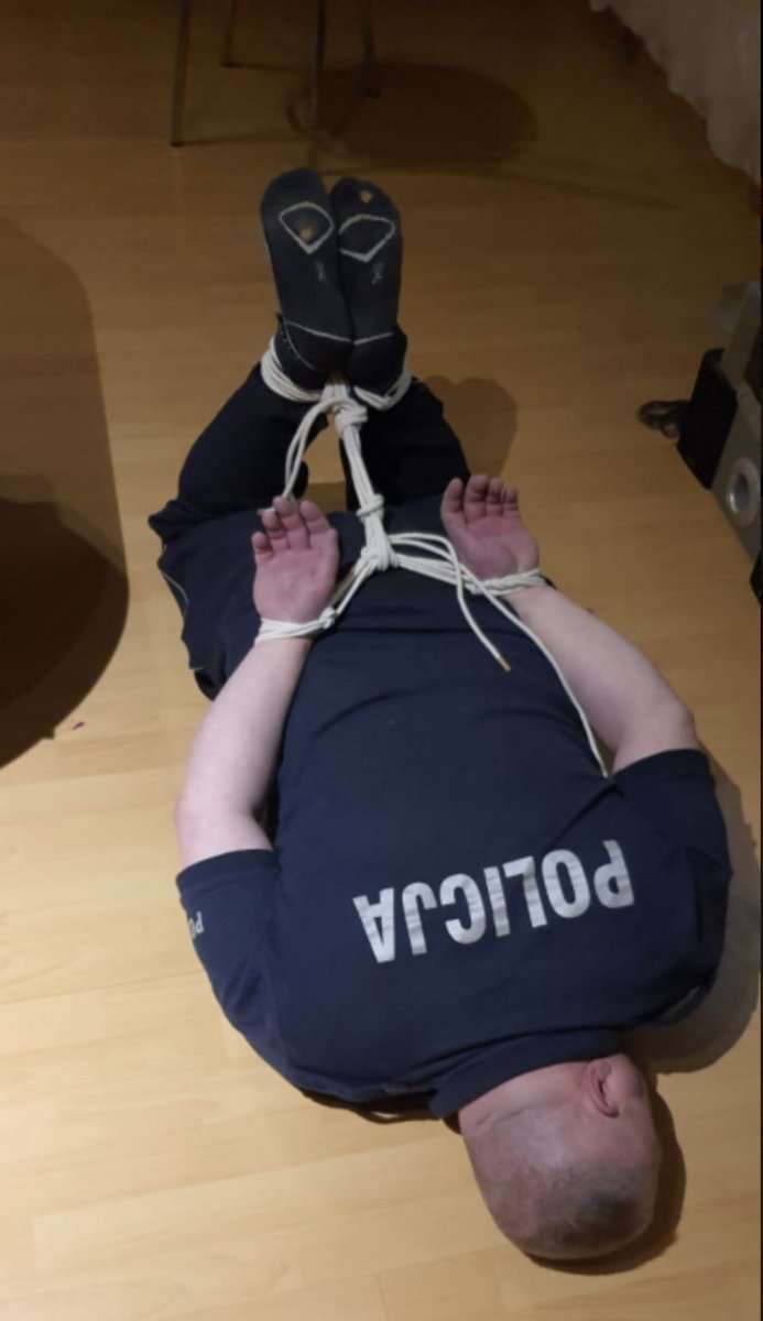 Patrzcie na to! 🚔 Pies po służbie…trafił na służbę do mnie!🤣 Nawet stróż prawa musi kiedyś paść na glebę..przed swym Panem! 😈 
#gay #domination #onlyfans #findom #cashmaster #slave #chasity #RT #socks #bdsm #horny #cock #CASHPOINTMEETS #master #sex #sub #loser #grindr