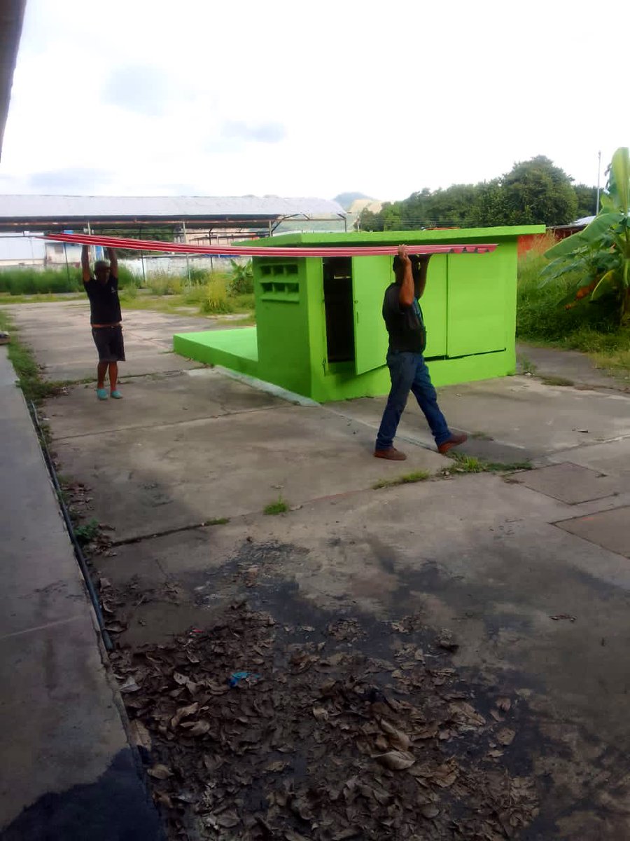 Cavim_Fanb's tweet photo. @Cavim_Fanb ejecuta el reemplazo de láminas de zinc en la UENB José María Benítez, trabajando para los niños y niñas de la patria #BRICOMILES #BricomilesEnAccion #vmpdd #motorindustriamilitar https://t.co/Gg6e0Uz94C