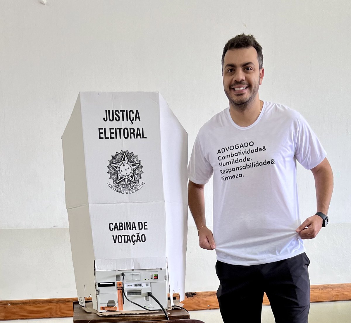 alexandreprado0's tweet photo. Participando com mais de 156 milhões de eleitores do principal ato da democracia no Brasil. Desejo um dia de votação tranquilo e que todos possam votar em paz e segurança.

Aos advogados eleitorais, reiteramos nosso compromisso: contem com a OAB para defender suas prerrogativas. https://t.co/mWGAcJ9U8c