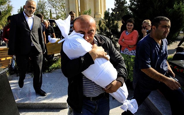 Ermeniler kanımızı dökerken, susanlar şimdi Azerbaycan askerlerinin savaş alanında yapdıklarını tartışıyorlar Esir Azerbaycanlılara hayatları boyunca unutamayacakları travmalar yaşatıldı, Ermeni Naziler tarafından ağır işkencelere maruz kaldılar, organları canlı canlı çıkarıldı