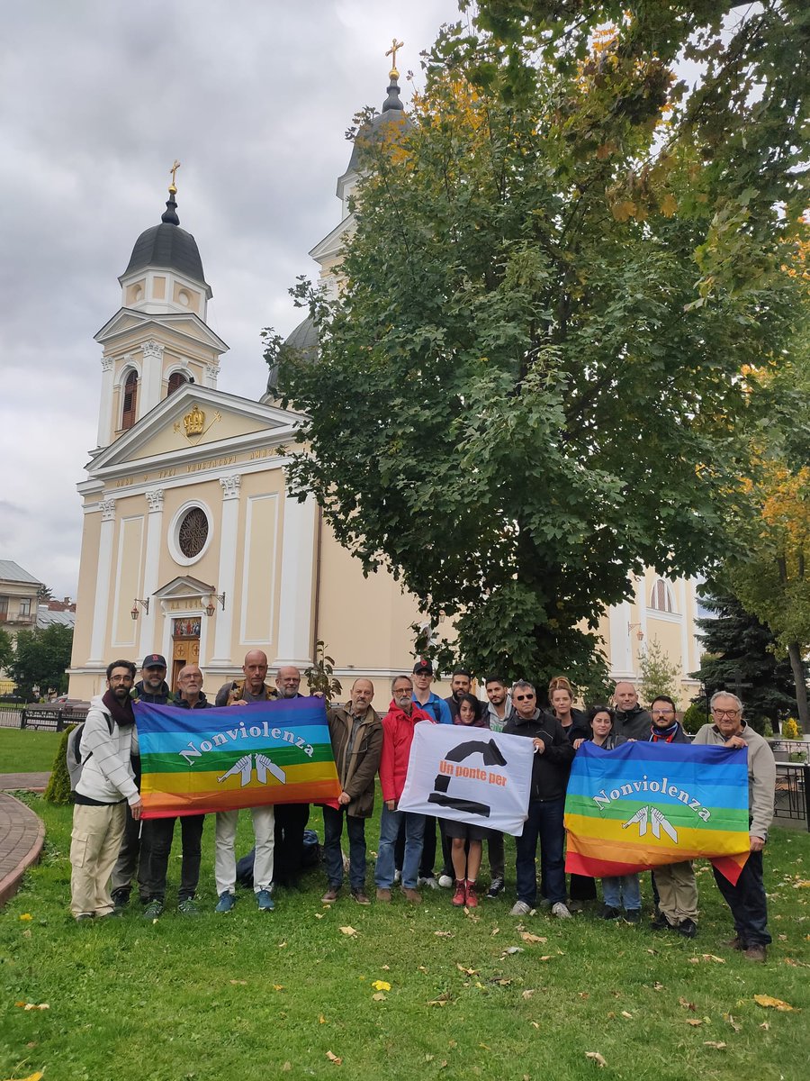 Carovana #StopTheWarNow #2ottobre Giornata internazionale della Nonviolenza celebrata in Ucraina leggendo le parole di #Gandhi '...la nonviolenza è l’unica cosa che ci risolleva; l’unica cosa che la bomba atomica non potrà distruggere.' azionenonviolenta.it/2-ottobre-guer…