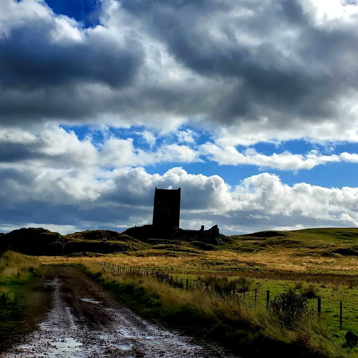 blonde_on_bikes's tweet photo. Breezy 8 mile walk on the Smailholm Tower circular.
#kelsopaths #ScottishBorders #mellerstainestate #smailholmtower #sundayhike https://t.co/kbITa2rMt0