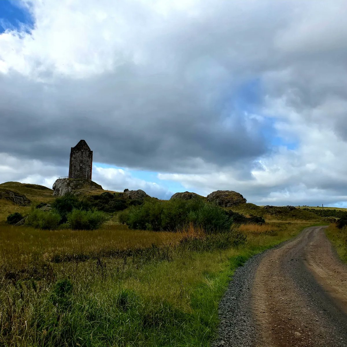 blonde_on_bikes's tweet photo. Breezy 8 mile walk on the Smailholm Tower circular.
#kelsopaths #ScottishBorders #mellerstainestate #smailholmtower #sundayhike https://t.co/kbITa2rMt0