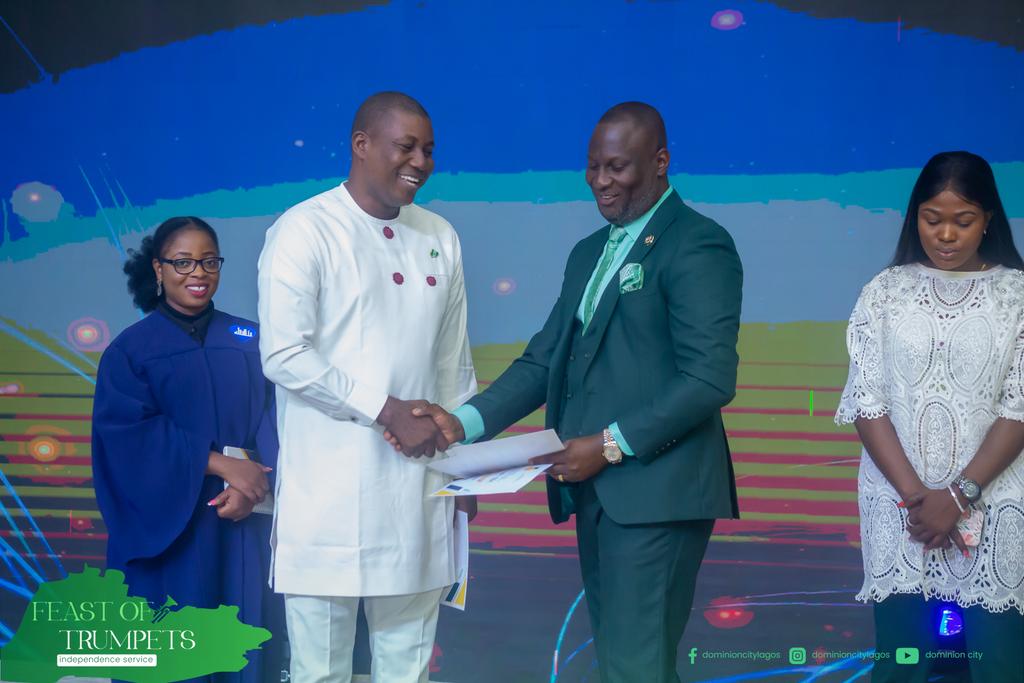 dominioncitylag's tweet photo. Today in service, we also took out time to recognise few members of the church who are transforming lives and making impact in their immediate environment.

#DominionCity
#DCLagosHQ
#FeastOfTrumpet
#IndependenceService https://t.co/OWuKjrbmTp