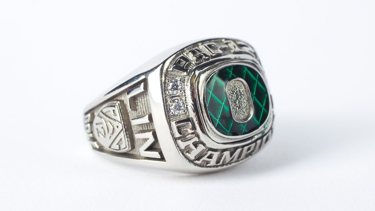 OregonWGolf's tweet photo. Closer look at the Ducks' 2022 Pac-12 Championship bling 💍🤩 #GoDucks https://t.co/HXsoTrTFcs