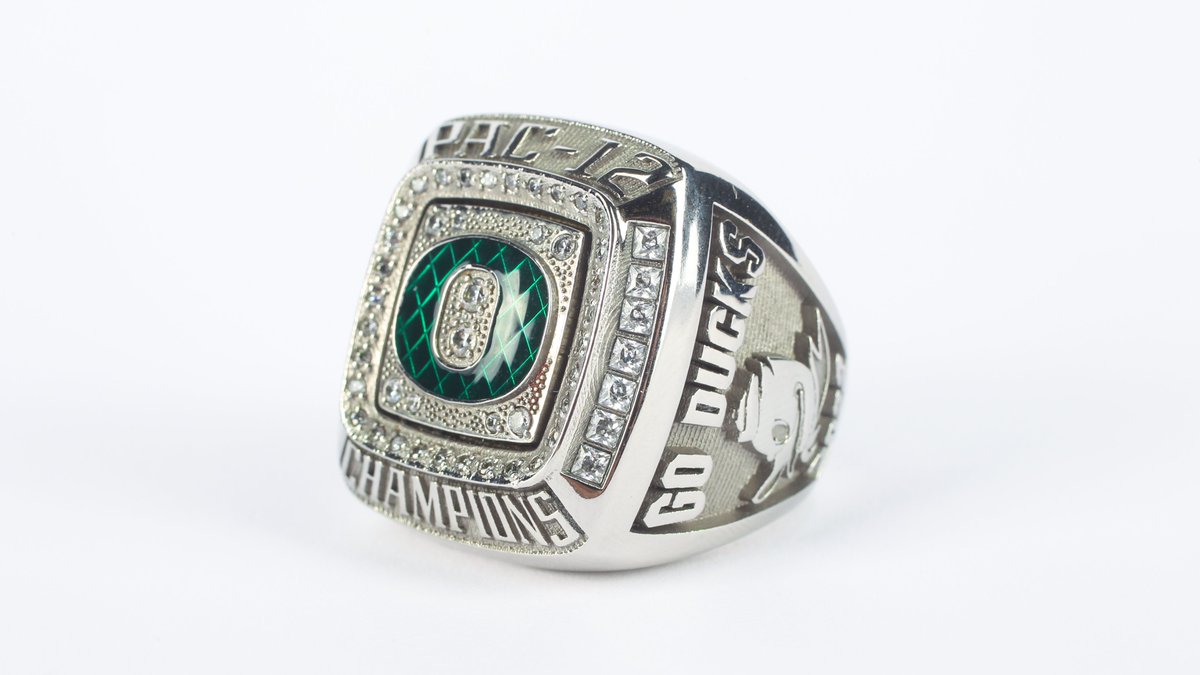OregonWGolf's tweet photo. Closer look at the Ducks' 2022 Pac-12 Championship bling 💍🤩 #GoDucks https://t.co/HXsoTrTFcs