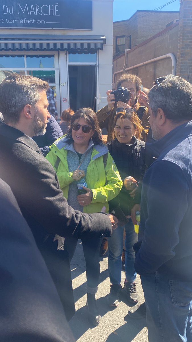 Image de campagne… Au Marché Jean-Talon, Gabriel Nadeau-Dubois fait une pause de salutations des clients pour s’acheter des piments forts… faire de la sauce piquante sera son activité post campagne selon lui #qc2022