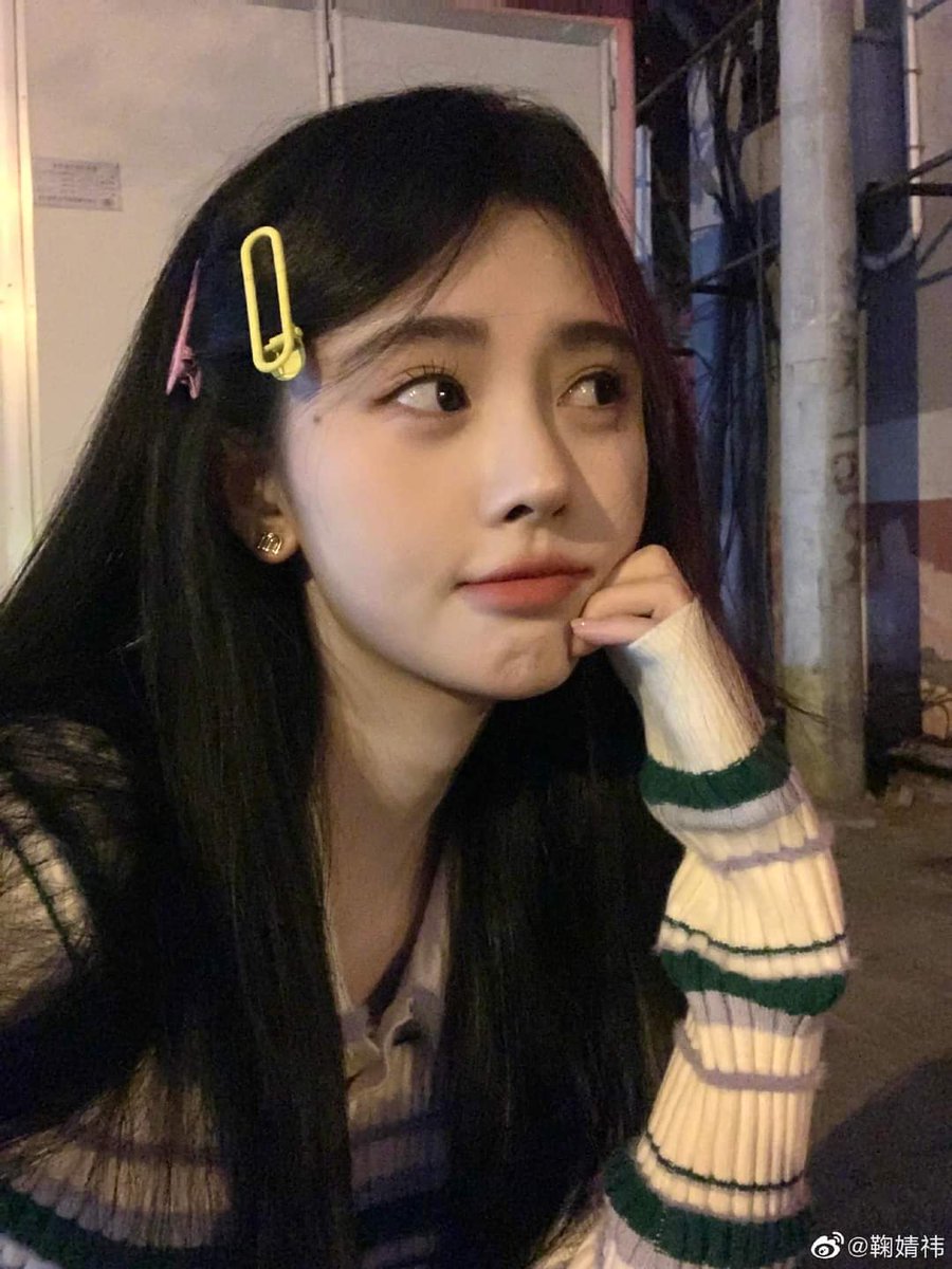 attazyt's tweet photo. นักแสดง นางเอกชาวจีนท่านหนึ่ง ที่น้อง #PunBNK48 พูดถึง ว่า #GygeeBNK48 เหมือนคือคนนี้รึป่าว #JuJingyi #จวีจิ้งอี
เผอิญขึ้นมาในFB ตอนแรก เอ๊ะ เหมือนจจเลย ผสมน้องฟ้อนด์นิดหน่อย สวยมาก เคยเป็นเมมเบอร์ #SNH48 ด้วยครับ
#GygeeNuttakul
#Gygee_eRa
#BNK48 https://t.co/HqFaVGHG4e