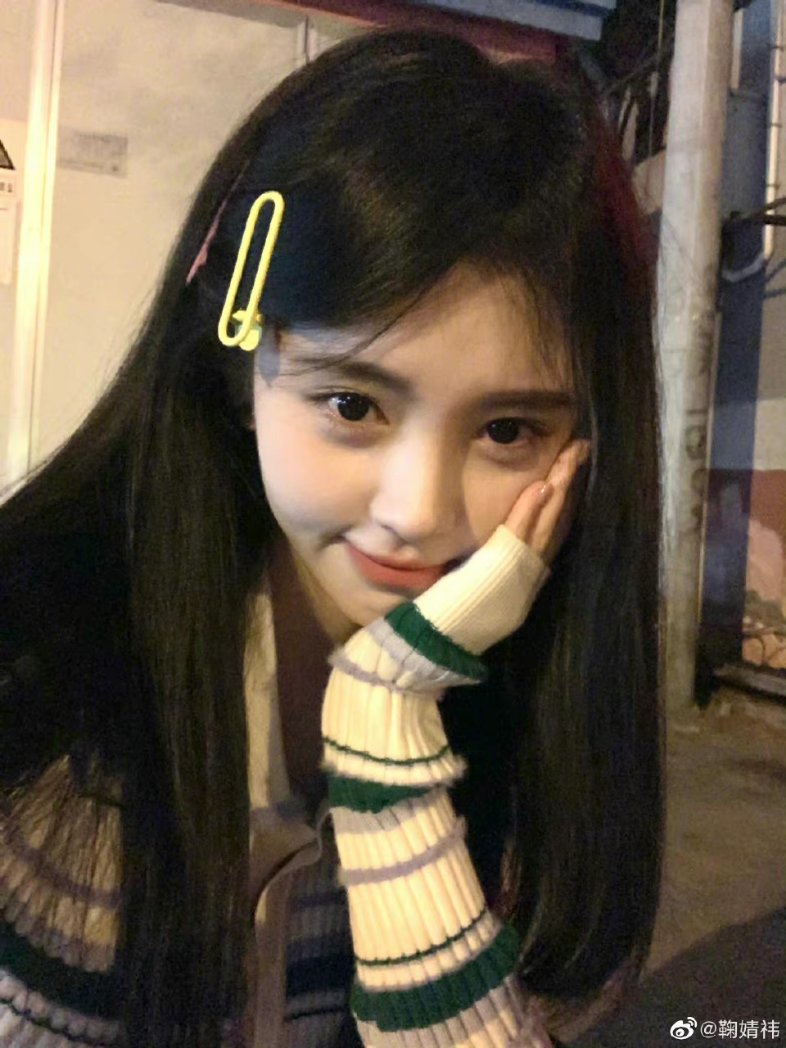 attazyt's tweet photo. นักแสดง นางเอกชาวจีนท่านหนึ่ง ที่น้อง #PunBNK48 พูดถึง ว่า #GygeeBNK48 เหมือนคือคนนี้รึป่าว #JuJingyi #จวีจิ้งอี
เผอิญขึ้นมาในFB ตอนแรก เอ๊ะ เหมือนจจเลย ผสมน้องฟ้อนด์นิดหน่อย สวยมาก เคยเป็นเมมเบอร์ #SNH48 ด้วยครับ
#GygeeNuttakul
#Gygee_eRa
#BNK48 https://t.co/HqFaVGHG4e
