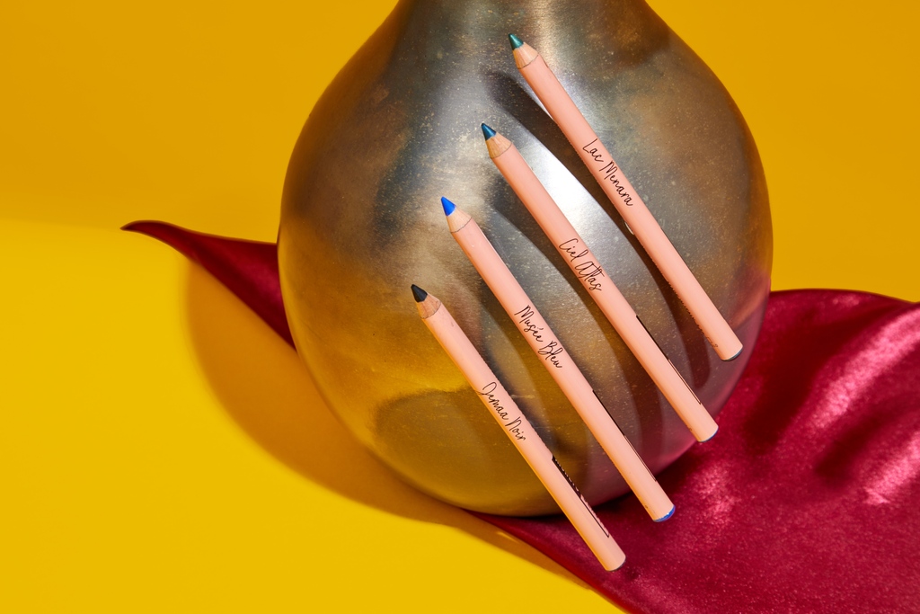 BossyBeautyInc's tweet photo. Line your eyes with these perfectly pigmented colors designed to dazzle! 🖤💙💚💙
Available exclusively at @jcpenney and @thirteenlune
#eyeliner #lidsbybossy #bossycosmetics https://t.co/PBjaQpHUKx