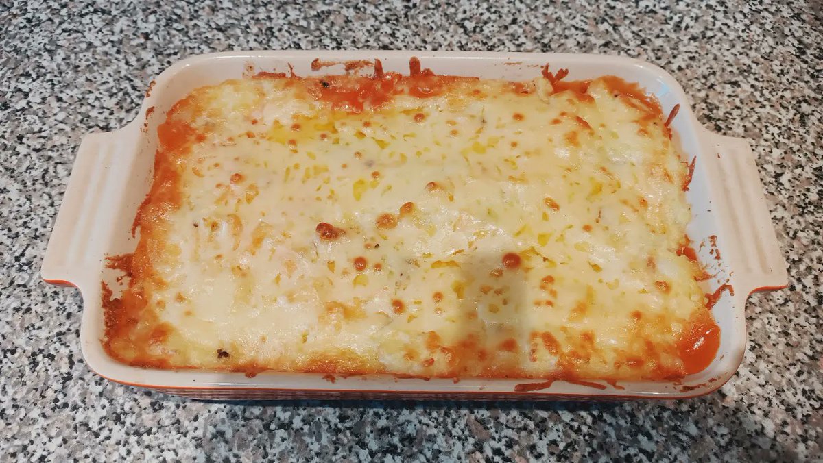 Ffyncwraig's tweet photo. Something basic for Sunday supper this evening. Sausage and bean pie.
#Sausage #Beans #Tomatopuree #Mashpotatoes #Welshcheese #Chilliflakes
#Comfortfood #Autumnyuminess #Getinmybelly #Simplefood https://t.co/rgw9OcFZtO
