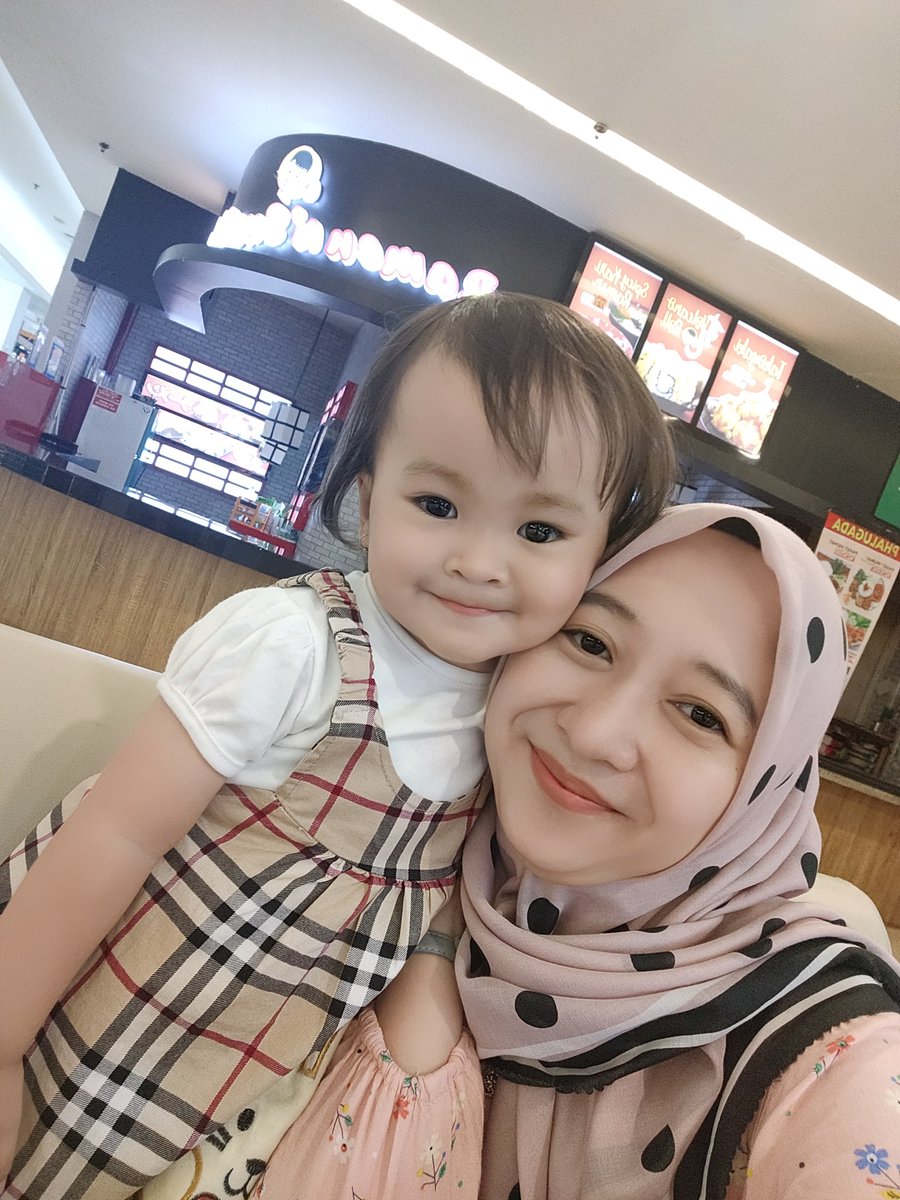 intanmarzuarin1's tweet photo. Masya Allah tabarakallah bestie keciil 🥰 
Udh agk susah diatur skrg nih, diajak tdurnya susaaah...
Mgkn lg di fase serba ingin tau x ya..
Wajar.. sabar..
G bakal keulang lg kan cute nya dia💕 https://t.co/lsjLmB6hPo