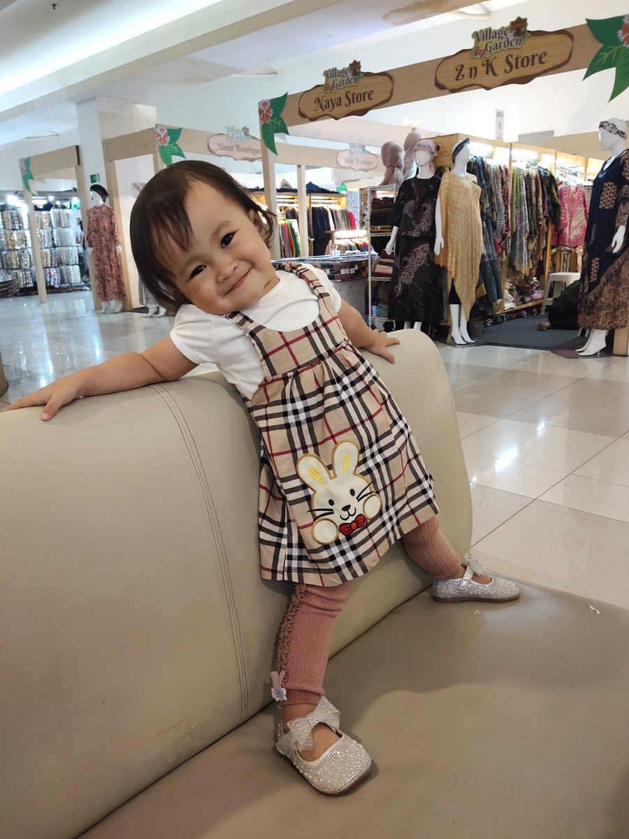 intanmarzuarin1's tweet photo. Masya Allah tabarakallah bestie keciil 🥰 
Udh agk susah diatur skrg nih, diajak tdurnya susaaah...
Mgkn lg di fase serba ingin tau x ya..
Wajar.. sabar..
G bakal keulang lg kan cute nya dia💕 https://t.co/lsjLmB6hPo
