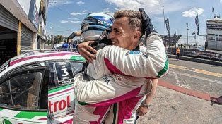 heragu2002's tweet photo. El señor de los “Antonino Pernia”🏁🏆
🔥🔥🔥🔥🔥🔥🔥🔥🔥🔥💛🖤🙌
Que paliza…CARAJOOO MAGIA🪄🧙🏼♂️
@leonelpernia @antoninog18 se impusieron de forma contundente a bordo del #FluenceGT2 en #TC2000 #200kmBA @AXIONenergyOK @AsocCRenaultArg @ambrogioracing
@renaultgroup @RenaultArg https://t.co/tHj7u9NOUn