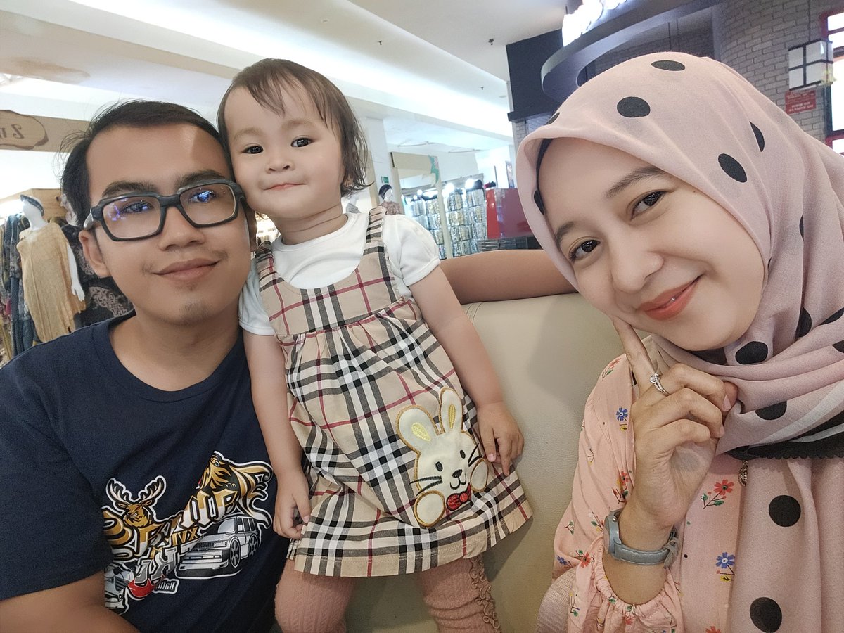 intanmarzuarin1's tweet photo. Daneen yg skrg udh bs minta naik kereta api di MOS hadeuh... Pening, sampe ngigau dia pgn aik aik aja (naik) kreta mksdnya 😅 semoga sehat selalu ya bestie kecilku 😘 https://t.co/qpZsSaKkOK