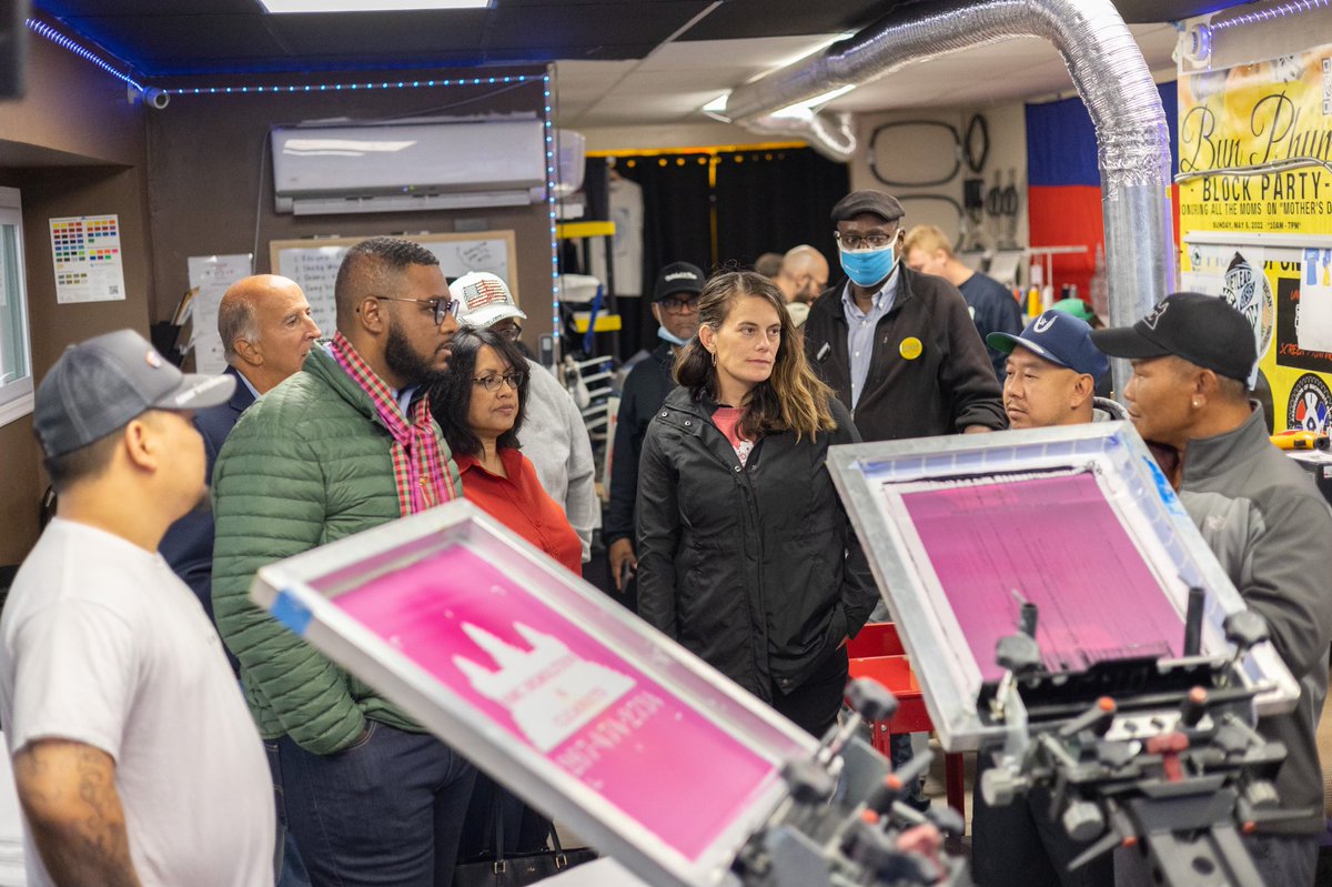 NinaAhmadPHL's tweet photo. Checking out the 7th Street commercial corridor, stopping in at Unrivaled-Phila to see the silk screening process in action makes me hopeful for the future. More opportunities less violence!! #firedupreadytovote🔥 #democratsdeliver https://t.co/ClWZGQnYUI
