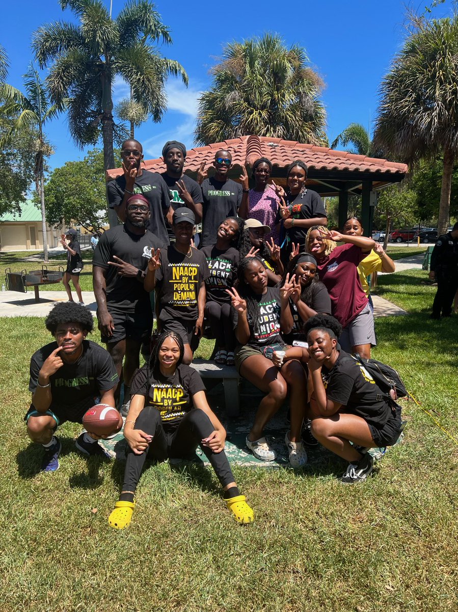 FAU_BSU's tweet photo. September 2022 recap! We volunteered at Pearl City labor day field day, tabled at a gun violence collaborative event, held our 2nd GBM, and hosted our first members only housewarming! Black Dollar Expo recap coming soon π! For regular updates, follow us on IG: @fau_bsu
#faubsu https://t.co/9FmAZhJDtp