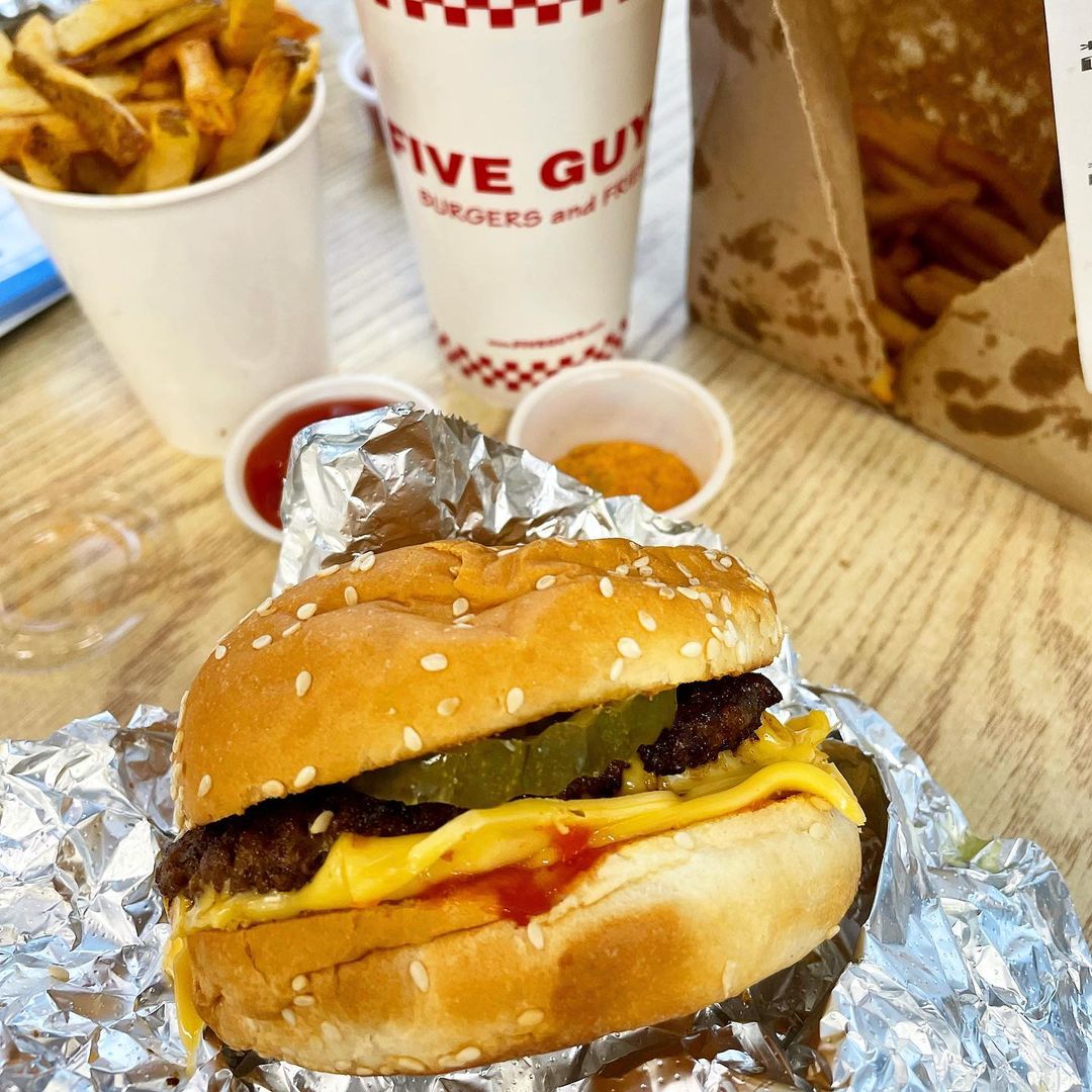 ¿Qué te parece si terminamos el domingo disfrutando de una Beicon Cheeseburger... 😉? (📸 @eatswithaggie) bit.ly/3E6YJC5 

#FiveGuys #5Guys #restaurante #rockandroll