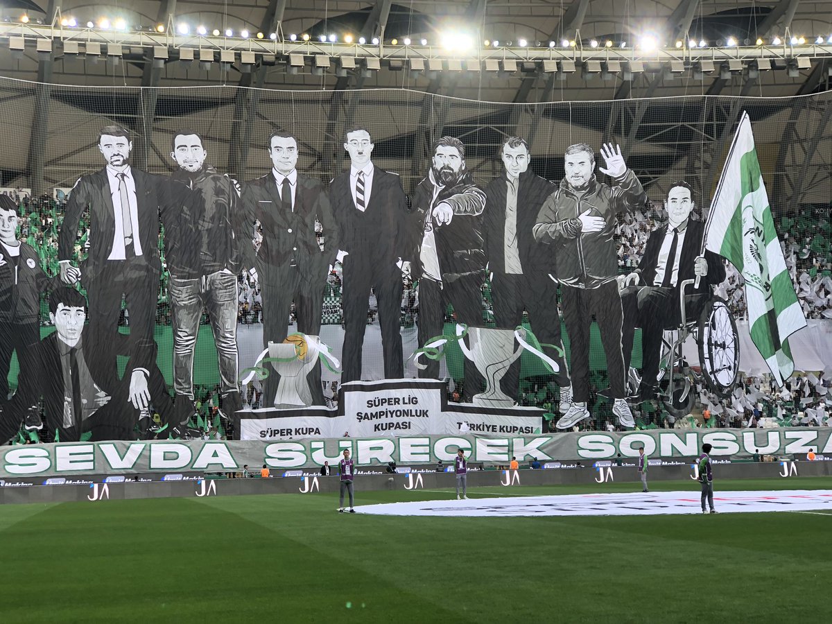 Seni görünce gündüz olur karanlık gece!