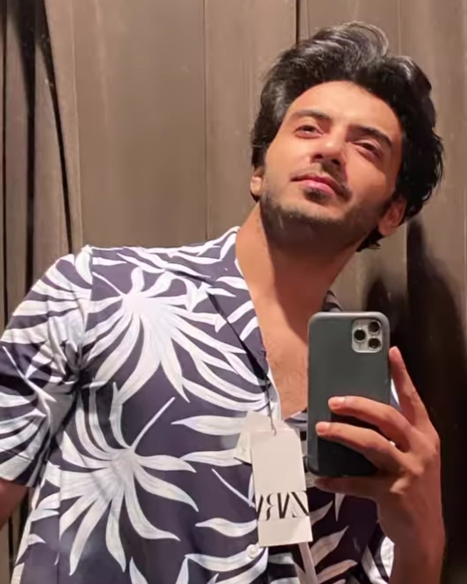 Khanbaba_vikram's tweet photo. I loveeeeeeee youuuuuu @vikram_the_Leo  weekend vibes noooo vikku vibes yess #vikramsinghchauhan  💋💋❤
Man u so handsome  yar u look like a lion 
And vikku baby I love this shirt yar 
Need this right now 
Fallen for you again and again 
Day by day ur 💋💋❤❤ https://t.co/7IVSQke0uo